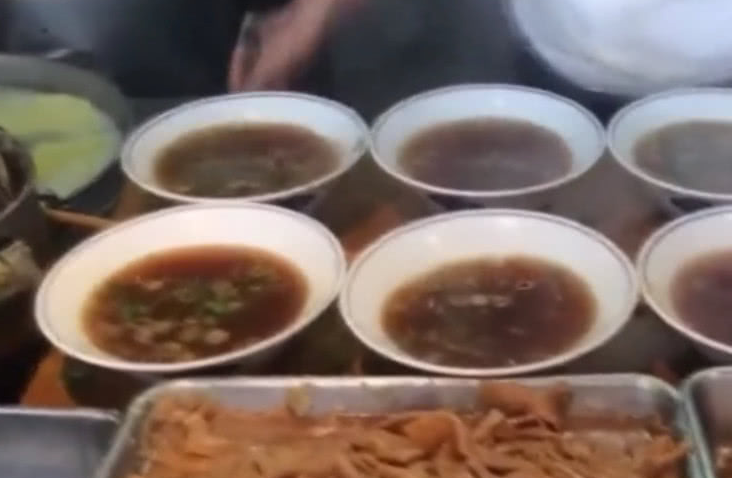   引起 在日本街头很受欢迎的拉面要40元一碗，光看肉片就让人想吃。 