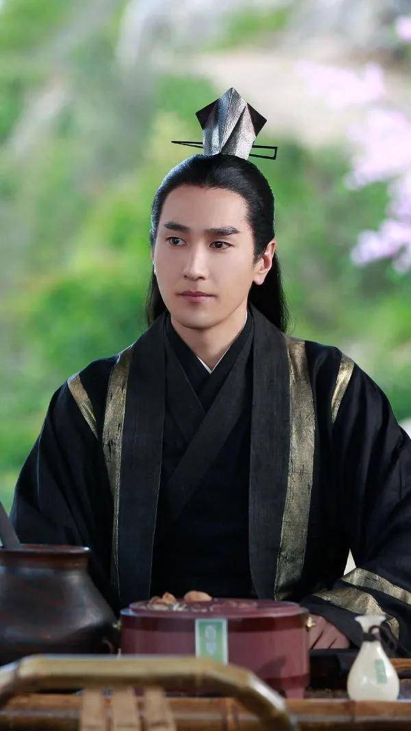 扮演者:赵又廷角色介绍:九重天太子夜华,深沉稳重晦如深潭,论世间沧桑