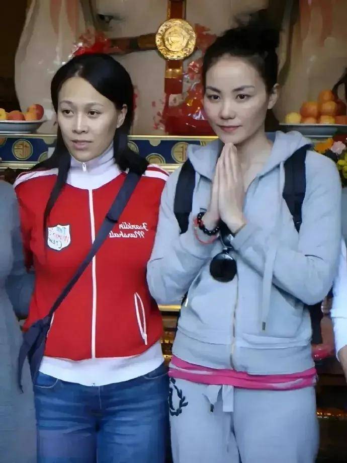 没美颜没化妆,王菲素颜竟这么漂亮那英脸干黄,有对比才发现她骨相有多