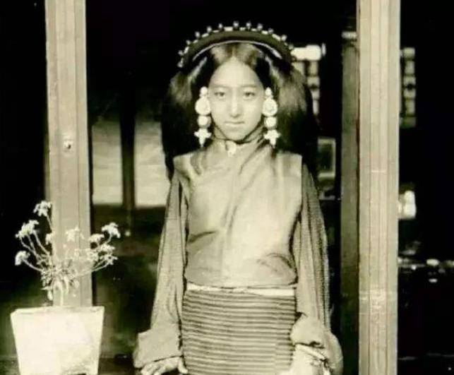 齐白石68岁,结拜兄弟给他送来一婢女,一年后婢女告辞:待不下去