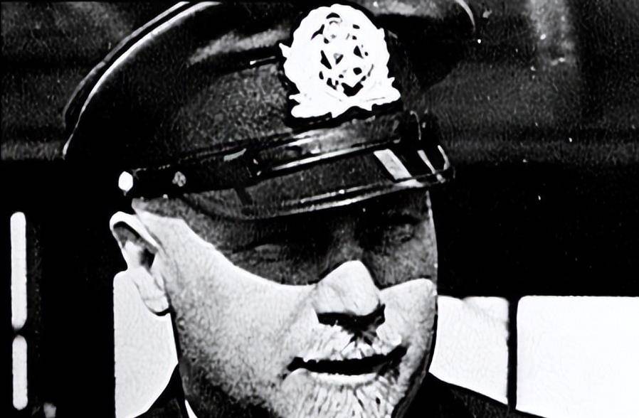 1945年,德军客轮超载9000人启航,接到神秘电报后被苏军轰入海底