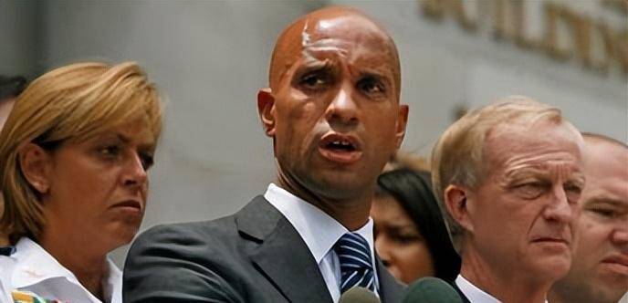 最早被人们发现的是曾经的前华盛顿非裔市长亚德里安·范迪,她曾带着