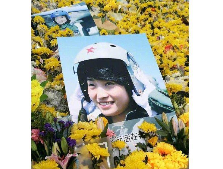 很多家长都会带着孩子来到余旭墓碑前,将她的故事讲给孩子听,希望能为