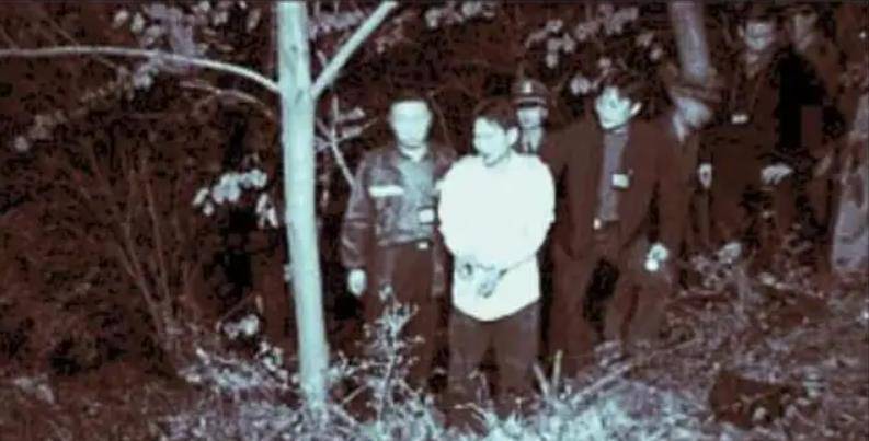 着说完自己的遭遇后,父亲带着村里的人,抓住了党成喜把他的腿都打断了