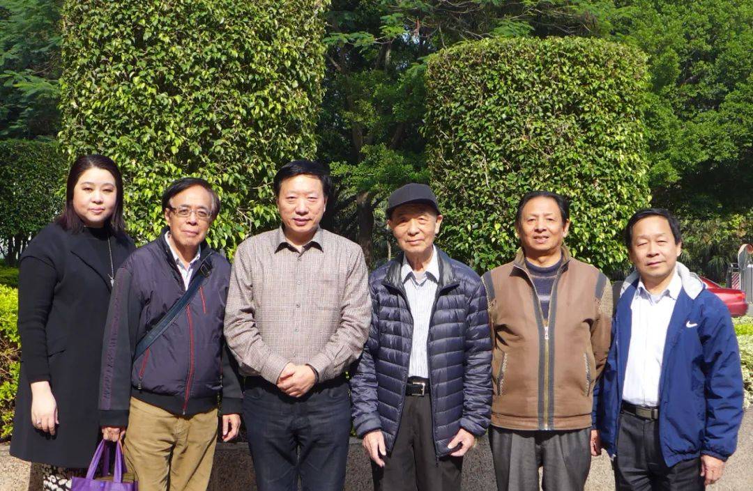 2000年12月,成功举办了"香港散文诗研讨会",郭风等散文诗前辈来港参加