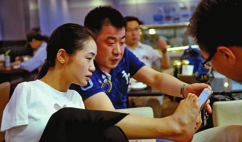 农村女孩杨佩:9岁失去双臂,23岁一夜爆红,事业爱情双丰收