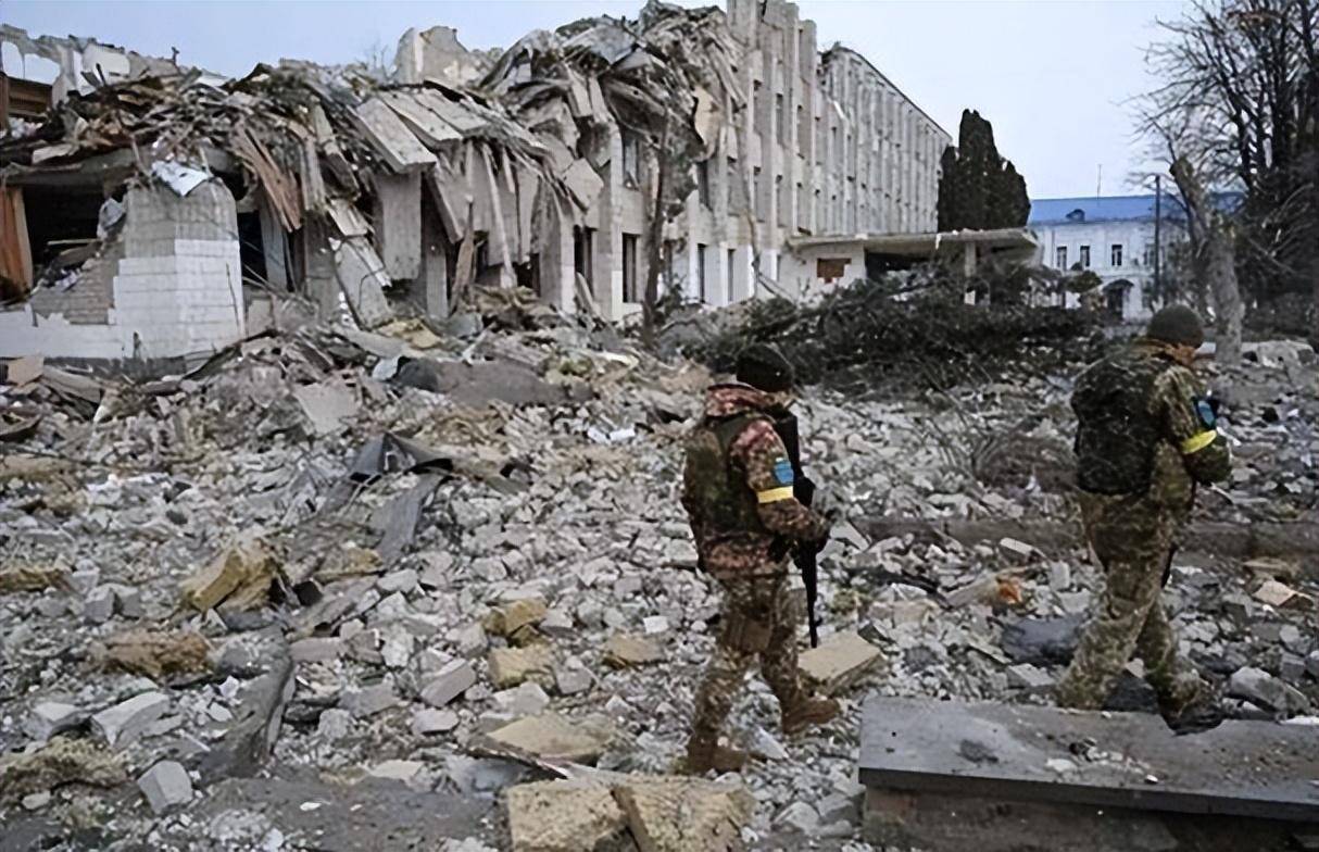 北方集群指挥官拉平上将指挥着哈尔科夫战役,并对沃尔昌斯克进行空袭.