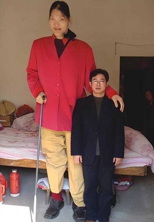第一女巨人":穿78码鞋,一顿吃6碗面,41岁不幸离世_姚德芬_父母_姚明