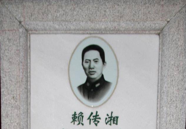 让警卫员背着自己冲锋,牺牲后被追晋中将_赖传湘_日军_战功