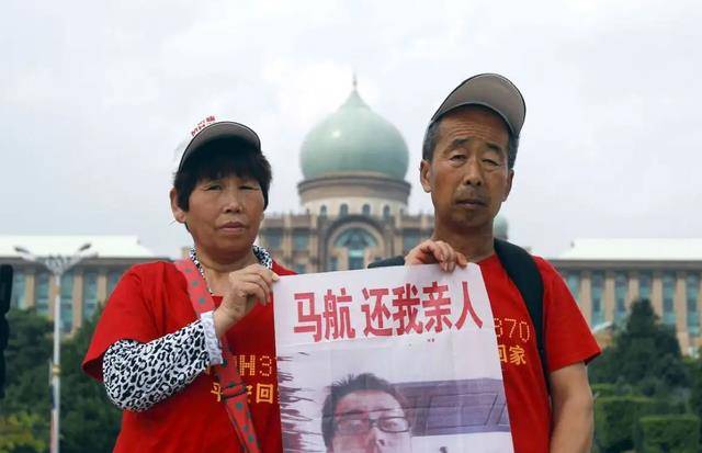 马航失联已8年,那些放弃252万赔偿的家属,如今过着怎样的生活?