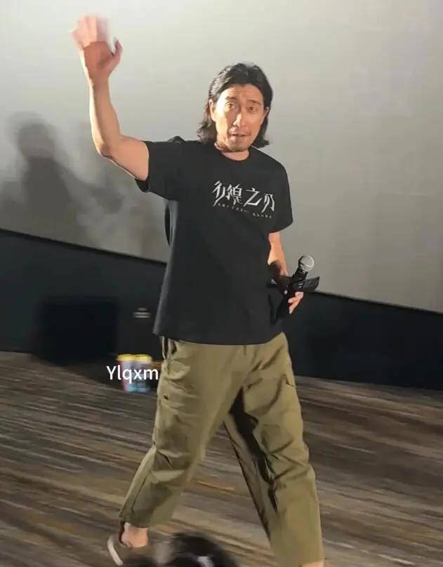 那天王千源去参加电影《彷徨之刃》的首映礼,他老婆和女儿也到场支持.