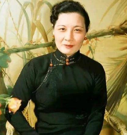 宋美龄很喜欢熬夜,但为了保证充足的睡眠,延缓衰老,就告诉女仆陈亚丽