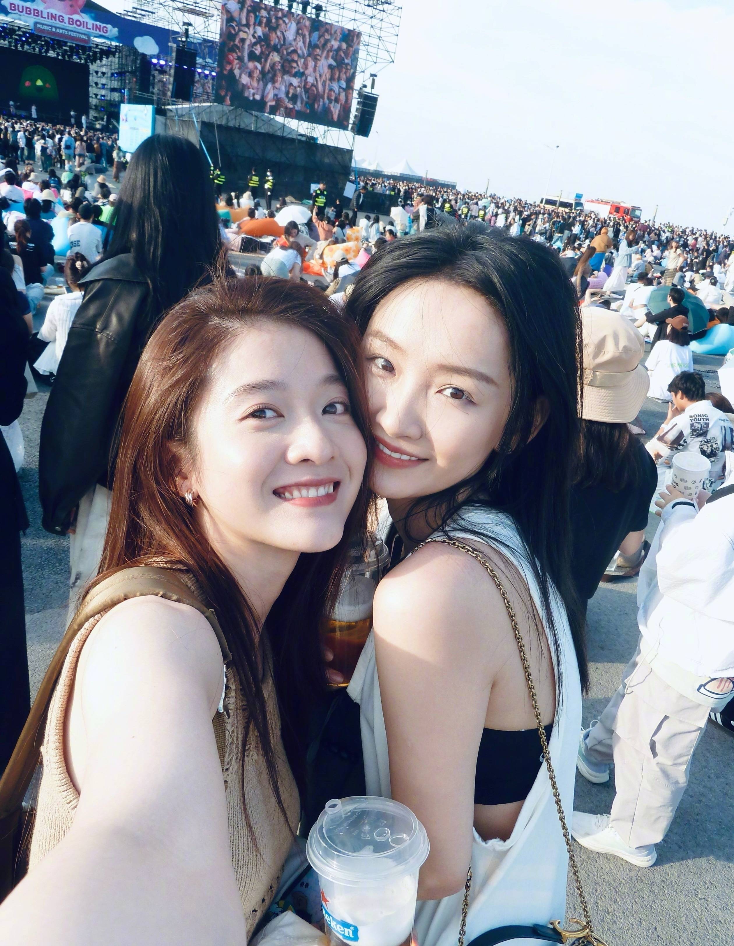 张雪迎音乐节新造型,卡其色背心展现甜美复古风情