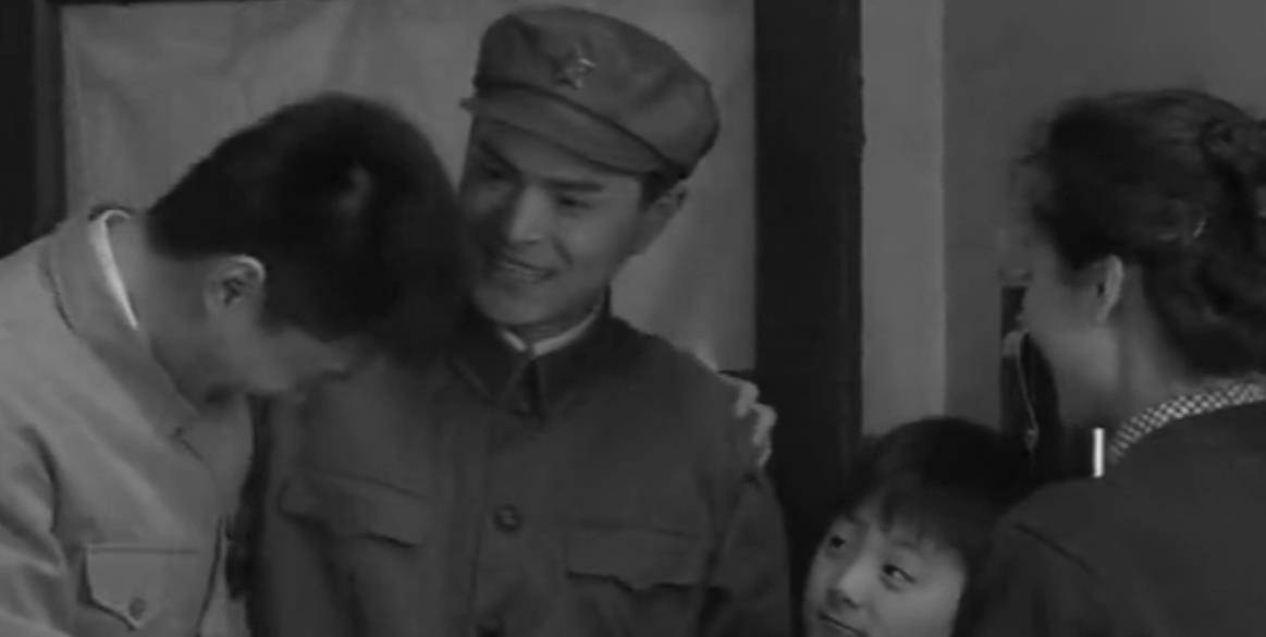 守家35载,烈士未婚妻以弟媳身份到云南扫墓,3千多老兵集体敬礼