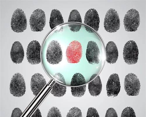 2012年,警察看到一枚指纹觉得眼熟,畏罪潜逃31年的真凶浮出水面