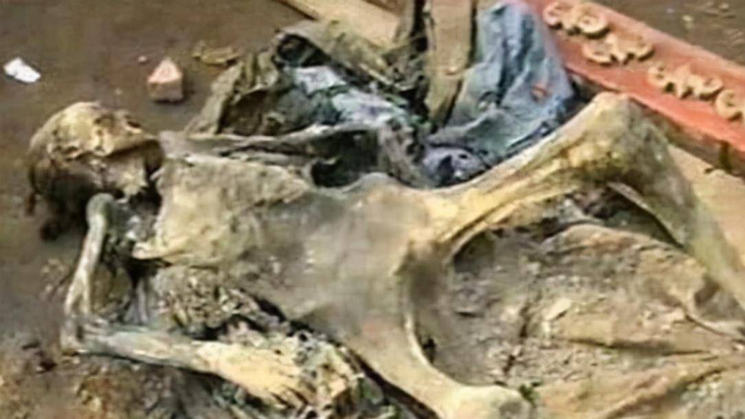 不腐女尸吓坏盗墓贼,面目狰狞棺内满是抓痕,难道在棺内复活了?