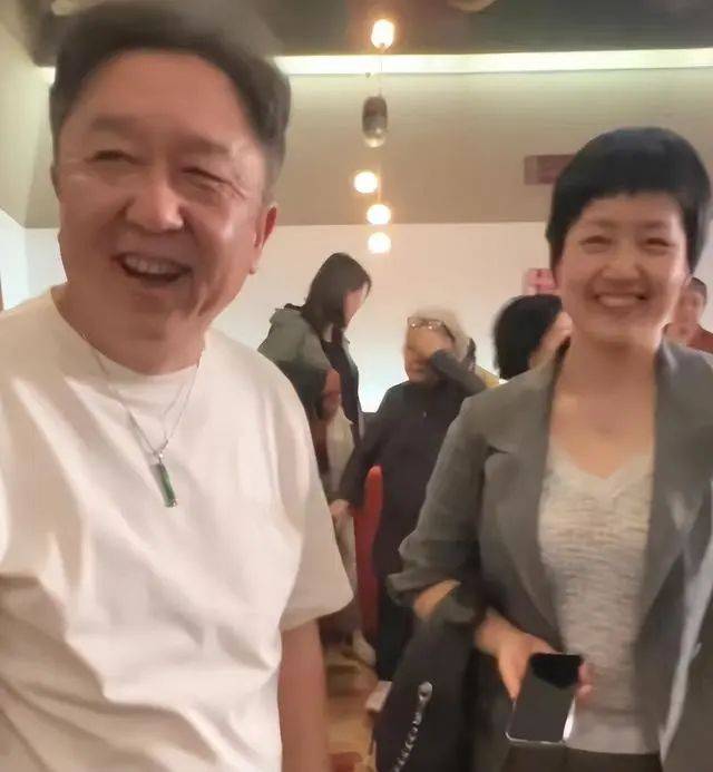 于谦夫妇为儿子办成人礼!身高已超过爸爸,曝收到18个录取通知书