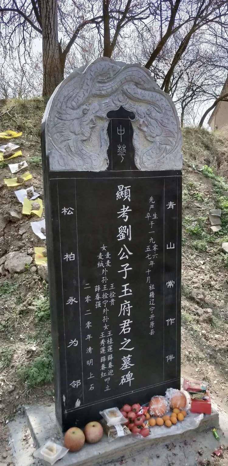 家庙祠堂,祭祀活动都在坟头,所以在坟墓前立碑,其实际意义就是立牌位