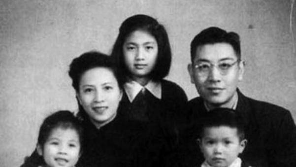 两人一见倾心,尽管年龄相差大,他们还是火速结了婚.