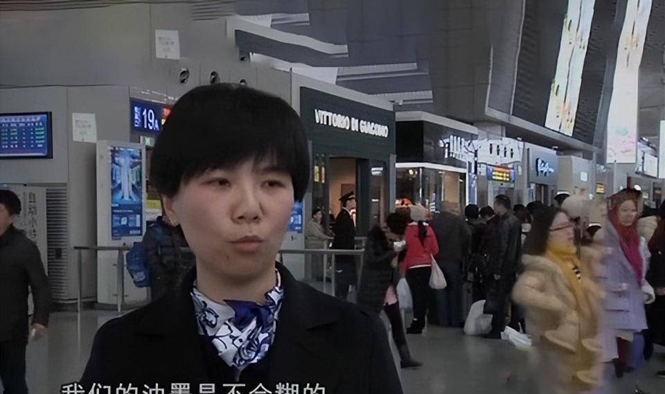 13年上海红衣女子坐火车,因车票太软引怀疑,警方调查发现不简单