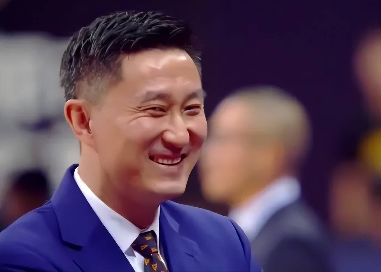 恭喜!易建联喜提新车,现场试驾,车企老总亲自陪同,引球迷围观