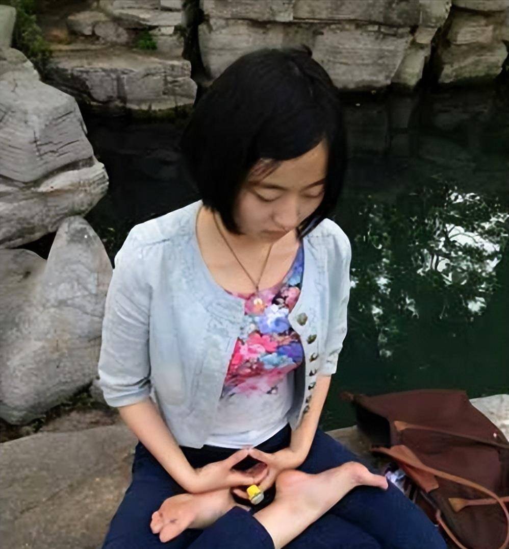 山东女孩马滢:才貌双全,一本大学毕业,不找工作反而出家当尼姑