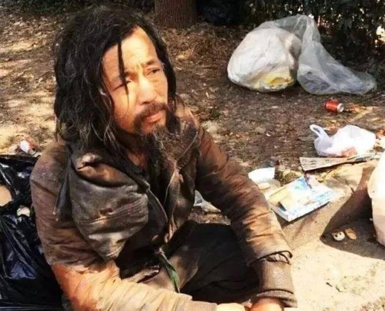 的流浪生活与别人不同,也就是说他不是单纯的流浪汉,一边流浪捡拾垃圾