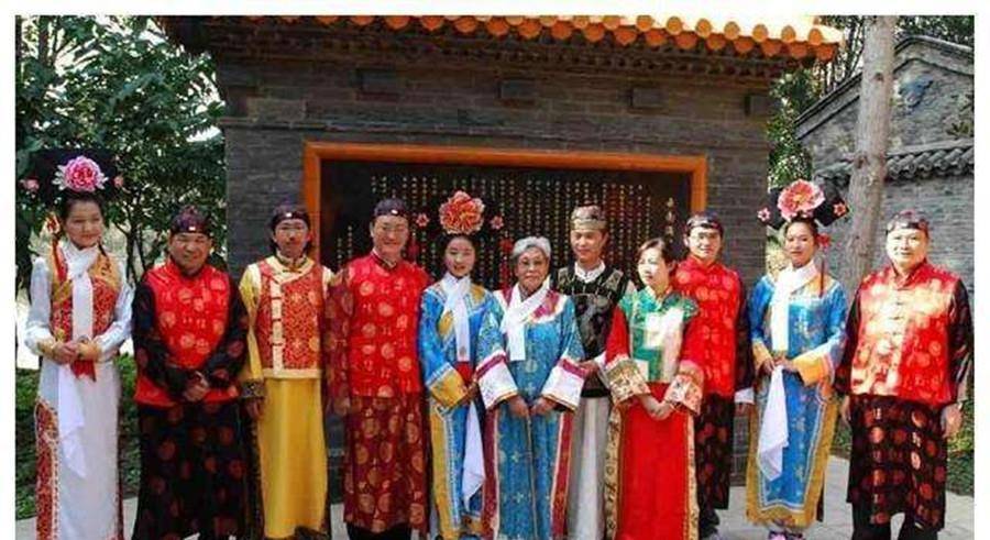 辽宁腰站村:全村都是皇室后裔,男留小辫女穿旗袍,不与外姓通婚