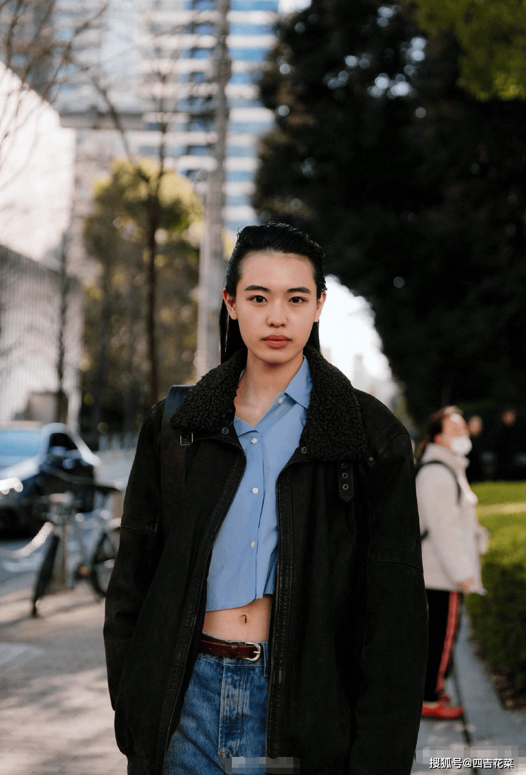 更成熟一些的都市丽人会怎么穿呢,大概不会选择深沉压抑的黑色了