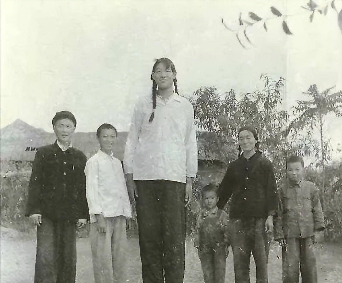 安徽"世界第一女巨人":穿78码鞋,一顿吃6碗面,41岁不幸离世_姚德芬