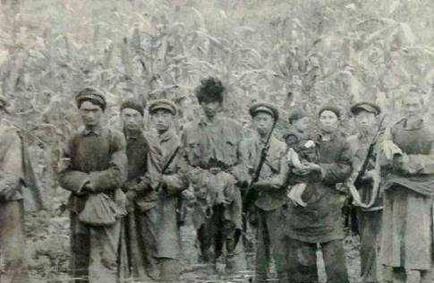 为祸川西的匪首黄光辉,贪恋美色致全家被杀,因粪坑太臭暴露被诛