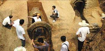 2003年内蒙挖出辽代公主墓,墓内发现"血棺",还有一摊白色液体