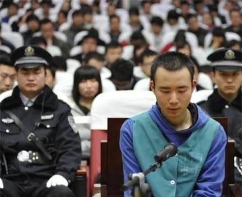 西安药家鑫案始末:凶手开车撞人后见没死,又返回连捅被害人八刀