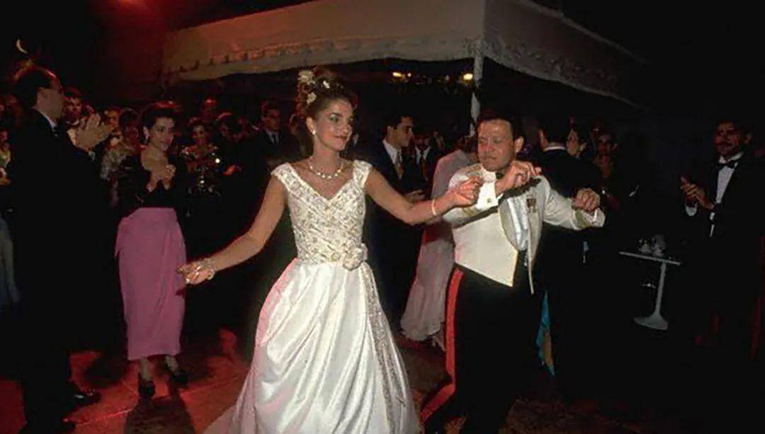 她是约旦王后,出身困苦难民之家,被称为"世界上最美丽的王后"_拉尼娅