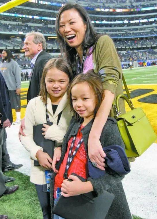 邓文迪和女儿闪耀红毯!她穿嫩黄蕾丝裙嫩翻,比小30岁女儿还要美