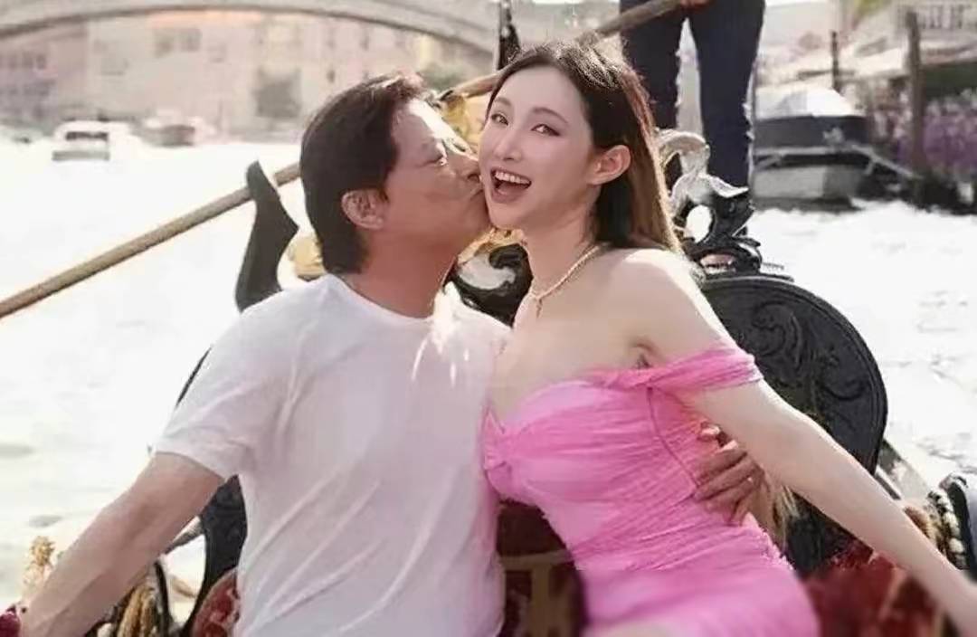 知名歌唱家过亿豪宅曝光,小30多岁妻子爱晒丰满身_华伦_生活_故事