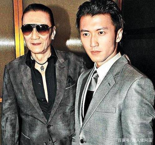 年轻时的谢贤有多厉害?李小龙和他合影,光靠站位就能看出其地位