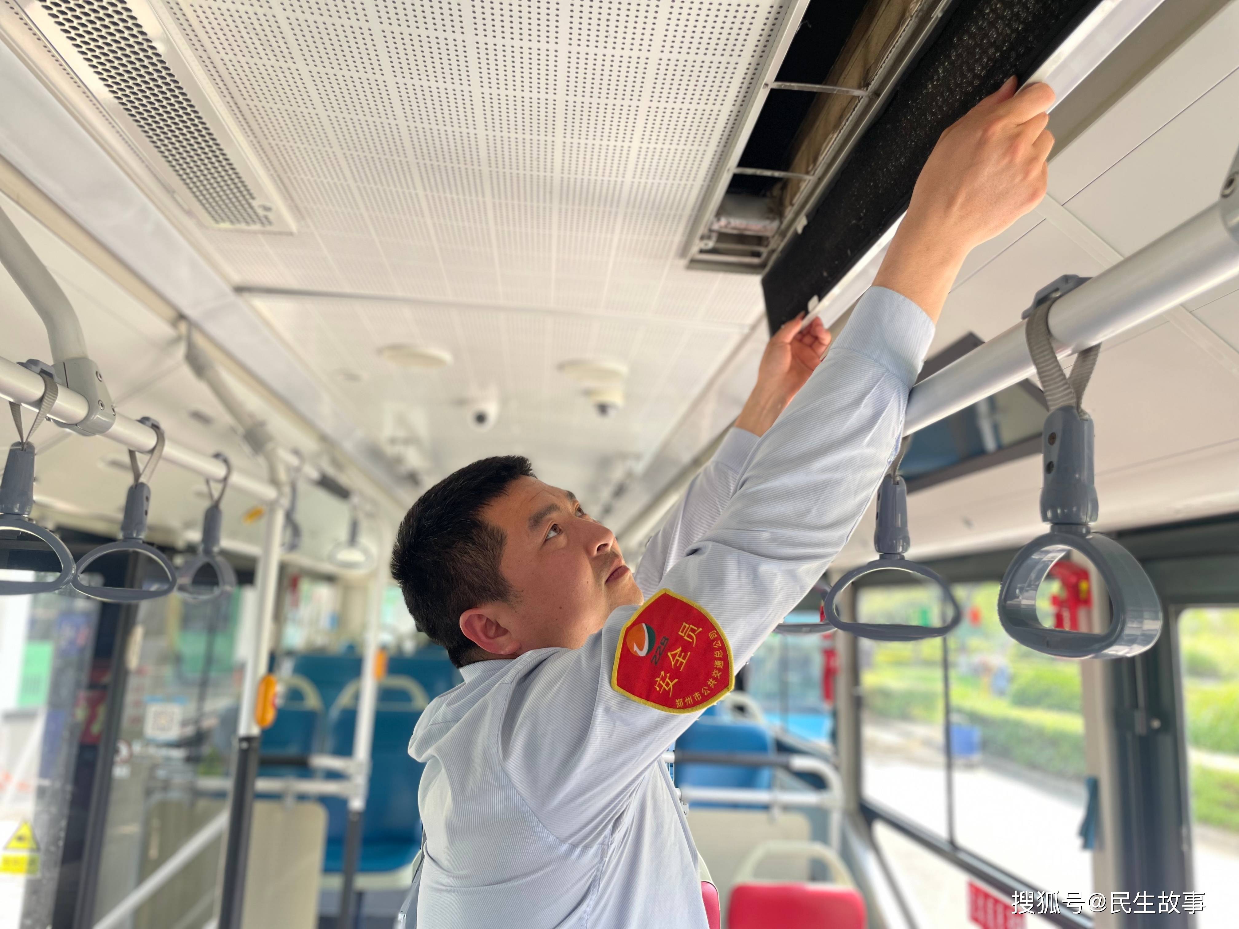 郑州公交为车辆"清芯洗肺" 消除飞絮季出行烦恼