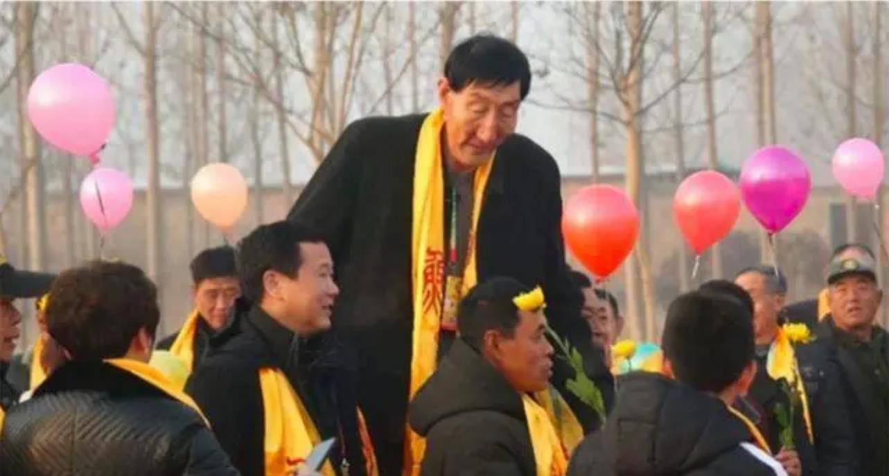 中国第一巨人鲍喜顺:不听医生忠告执意生下一子,儿子现身高多少