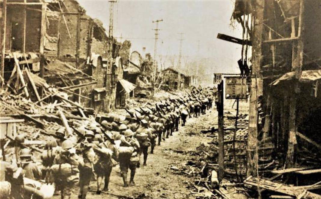 1937年,姚子青500百壮士死守宝山,敌人亦为之鸣枪致敬