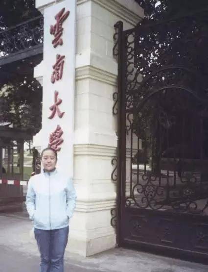 2008年12月,云云大学毕业的第二年,她迈入了婚礼的殿堂,这个男孩名叫
