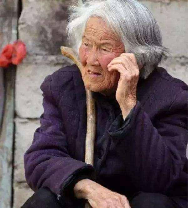 陕西90岁老奶奶,生前拒绝上户口,临死前交出一张照片,揭露身份_王玉兰