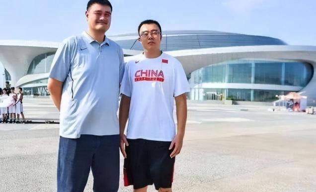 姚明体型之巨惊人 与奥尼尔同框犹如小鸟依人 泳池中犹如绿巨人