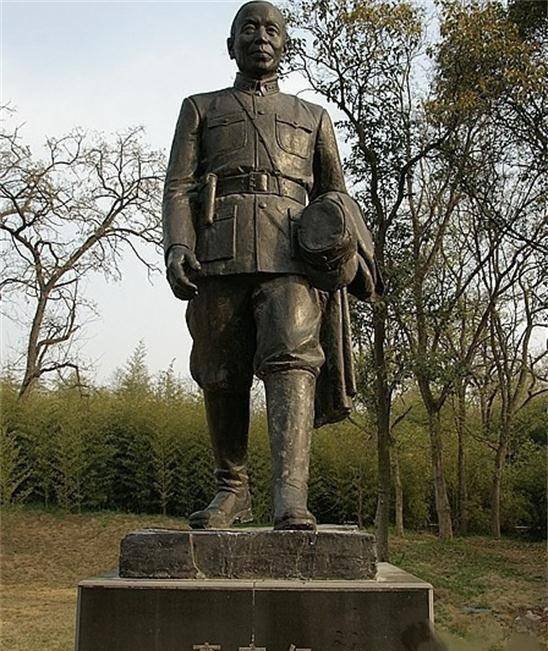 幼时考试常倒数第一,志向养鸭辍学后却逆袭,成民国头号风云人物