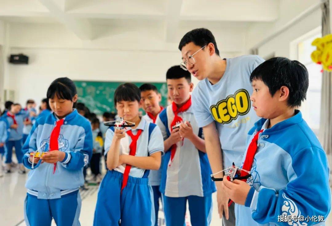 爱克斯机器人为讨思浩小学送编程课