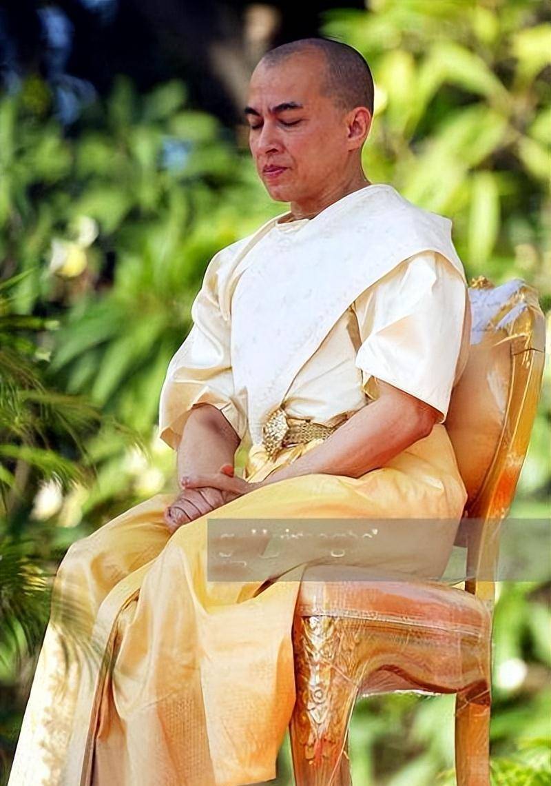 西哈莫尼国王至今未婚无子,没有美女相伴,最喜欢下乡扶贫