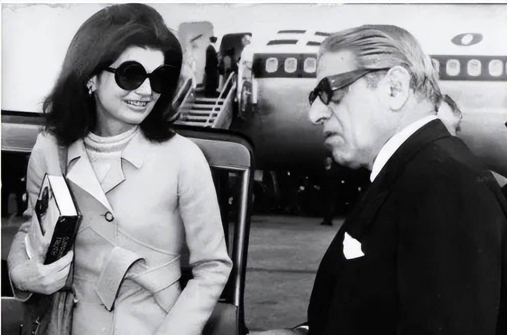 机身亡:沉溺豪华派对,追大龄离婚女_纳西斯_亚历山大_杰奎琳·肯尼迪