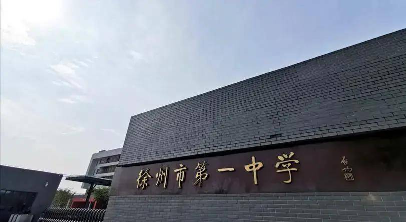 虽然没有父母的督促,但袁辉一直很努力,所以他在班里名列前茅.