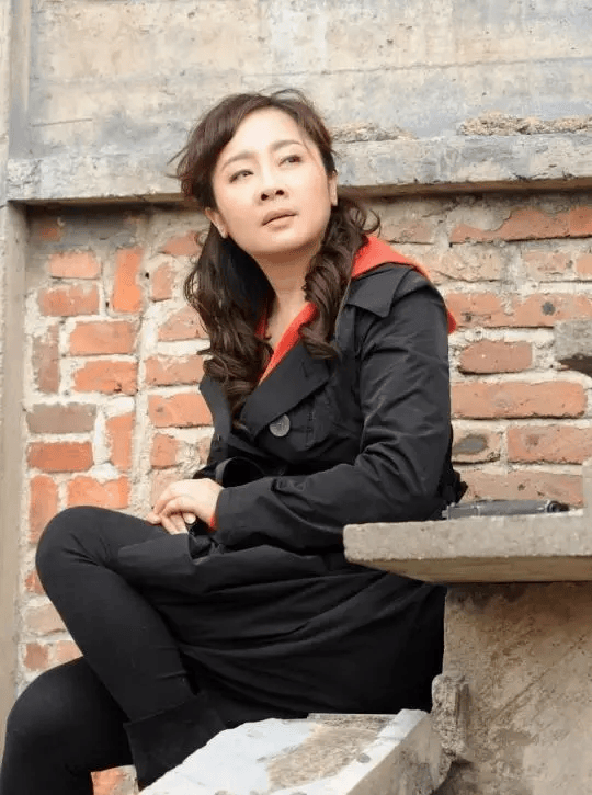 在剧组,王新军也相识相遇了唐静,虽然唐静是女二号,但两人却有不少