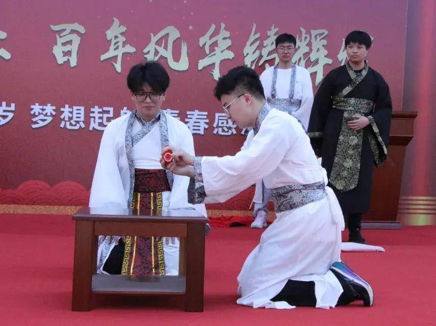 男子加冠,女子及笄,冠笄之礼是中华民族重要的文化传统.